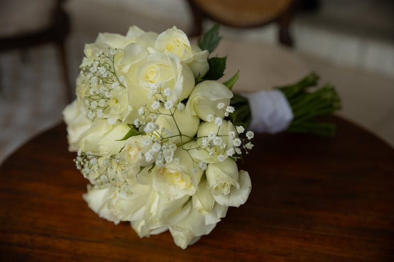 Bouquet de mariée pivoines et roses blanches